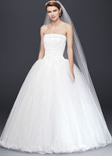 Load image into Gallery viewer, David&#39;s Bridal &#39;Tulle&#39; size 8 used wedding dress front view on model
