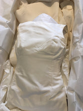 Load image into Gallery viewer, Oscar de la Renta &#39;Constance&#39; size 6 used wedding dress front view close up
