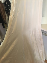 Load image into Gallery viewer, Tara Keely &#39;Classic&#39; size 4 used wedding dress view of train
