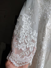 Load image into Gallery viewer, Mingdas &#39;Long Sleeve&#39; size 4 new wedding dress view of sleeves
