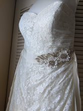 Load image into Gallery viewer, David&#39;s Bridal &#39;3805&#39; size 10 used wedding dress front view close up

