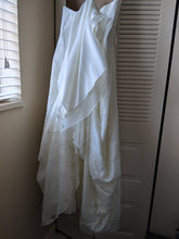Load image into Gallery viewer, David&#39;s Bridal &#39;3805&#39; size 10 used wedding dress back view on hanger
