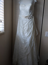 Load image into Gallery viewer, David&#39;s Bridal &#39;3805&#39; size 10 used wedding dress front view on hanger
