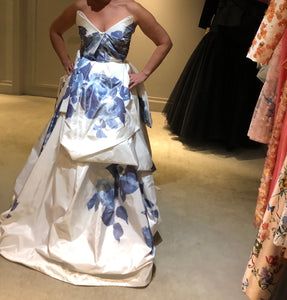 Monique Lhuillier 'Resort' size 6 new wedding dress front view on bride