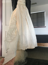 Load image into Gallery viewer, Marchesa &#39;V11816&#39; size 2 used wedding dress front view on hanger
