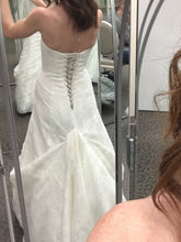 Load image into Gallery viewer, David&#39;s Bridal &#39;10012471&#39; size 2 used wedding dress back view on bride
