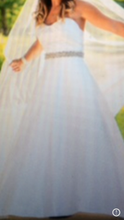 Load image into Gallery viewer, Lis Simon &#39;Daisy&#39; size 4 used wedding dress front view on bride

