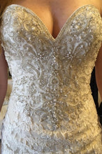 Load image into Gallery viewer, Essence of Australia &#39;2267&#39; size 8 new wedding dress front view close up
