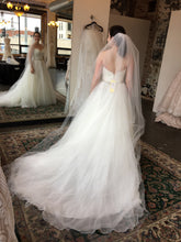 Load image into Gallery viewer, Allure Bridals &#39;2915&#39; size 4 new wedding dress back view on bride

