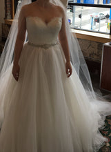 Load image into Gallery viewer, Allure Bridals &#39;2915&#39; size 4 new wedding dress front view on bride
