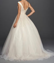 Load image into Gallery viewer, David&#39;s Bridal &#39;Jewel&#39; size 8 new wedding dress back view on model
