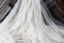 Load image into Gallery viewer, BHLDN &#39;Onyx&#39; size 4 new wedding dress view of train
