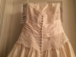 Paloma Blanca '4015' size 0 new wedding dress back view on hanger