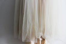 Load image into Gallery viewer, BHLDN &#39;Onyx&#39; size 4 new wedding dress view of hemline
