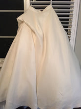 Load image into Gallery viewer, Monique Lhuillier &#39;Lenin Skirt&#39; - Monique Lhuillier - Nearly Newlywed Bridal Boutique - 5
