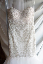 Load image into Gallery viewer, Lazaro &#39;3553&#39; size 6 used wedding dress front view
