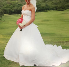 Load image into Gallery viewer, Kenneth Pool &#39;Majesty&#39; size 6 used wedding dress front view on bride
