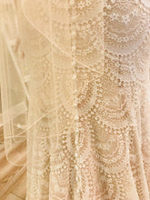 Load image into Gallery viewer, Allure Bridals &#39;Fern&#39; size 4 new wedding dress view of fabric
