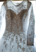 Load image into Gallery viewer, Essence of Australia &#39;D1919&#39; - Essense of Australia - Nearly Newlywed Bridal Boutique - 1
