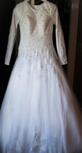 Load image into Gallery viewer, Essence of Australia &#39;D1919&#39; - Essense of Australia - Nearly Newlywed Bridal Boutique - 2
