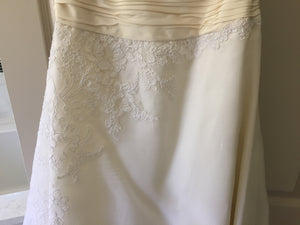 Christos '73' size 4 used wedding dress close up of lace