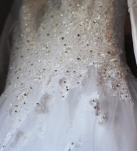 Load image into Gallery viewer, Essence of Australia &#39;D1919&#39; - Essense of Australia - Nearly Newlywed Bridal Boutique - 4
