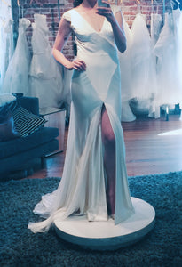 Johanna Johnson 'Hendricks' size 6 used wedding dress front view on mannequin