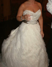 Load image into Gallery viewer, Lazaro &#39;3063&#39; size 6 used wedding dress front view on bride
