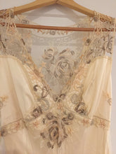 Load image into Gallery viewer, Clarie Pettibone &#39;Custom&#39; size 6 used wedding dress front view close up
