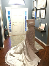 Load image into Gallery viewer, Ines Di Santo &#39;Vintage&#39; size 6 sample wedding dress front view on mannequin
