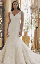 Load image into Gallery viewer, Mori Lee &#39;Juilietta&#39; size 16 new wedding dress front view on model

