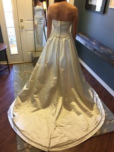 Ines Di Santo 'Vintage' size 6 sample wedding dress back view on bride