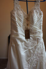 Load image into Gallery viewer, Demetrios &#39;9701&#39; - Demetrios - Nearly Newlywed Bridal Boutique - 1

