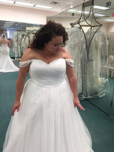 Load image into Gallery viewer, David&#39;s Bridal &#39;Strapless Sweetheart Tulle&#39; size 18 new wedding dress front view on bride
