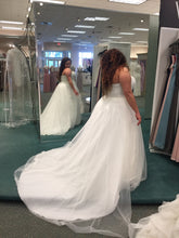Load image into Gallery viewer, David&#39;s Bridal &#39;Strapless Sweetheart Tulle&#39; size 18 new wedding dress side view on bride
