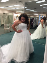 Load image into Gallery viewer, David&#39;s Bridal &#39;Strapless Sweetheart Tulle&#39; size 18 new wedding dress front view on bride
