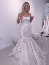 Load image into Gallery viewer, Monique Lhuillier &#39;1516&#39; - Monique Lhuillier - Nearly Newlywed Bridal Boutique - 1
