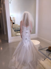 Load image into Gallery viewer, Monique Lhuillier &#39;1516&#39; - Monique Lhuillier - Nearly Newlywed Bridal Boutique - 5
