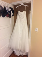 Load image into Gallery viewer, David&#39;s Bridal &#39;Strapless&#39; size 14 new wedding dress front view on hanger
