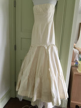 Load image into Gallery viewer, Vera Wang &#39;Ivory Dress&#39; - Vera Wang - Nearly Newlywed Bridal Boutique - 2

