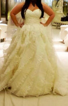 Load image into Gallery viewer, Oscar de la Renta &#39;Sweetheart&#39; size 16 new wedding dress front view on bride

