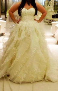 Oscar de la Renta 'Sweetheart' size 16 new wedding dress front view on bride
