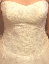 Load image into Gallery viewer, Oleg Cassini &#39;Sweetheart&#39; Oleg Cassini &#39;Sweetheart&#39; size 10 new wedding dress front view close up
