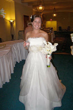 Load image into Gallery viewer, Vera Wang &#39;12147&#39; size 8 used wedding dress front view on bride
