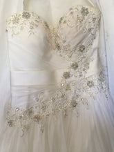 Load image into Gallery viewer, Stella York &#39;5720&#39; size 10 used wedding dress front view close up
