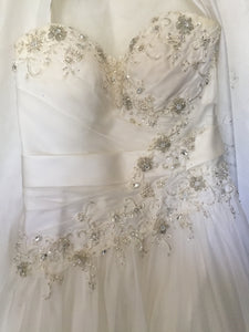 Stella York '5720' size 10 used wedding dress front view close up