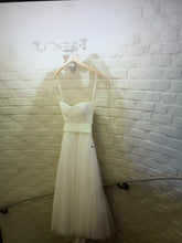 Load image into Gallery viewer, Vera Wang &#39;Delaney&#39; size 6 used wedding dress front view on hanger
