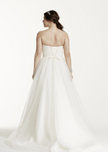 Load image into Gallery viewer, David&#39;s Bridal &#39;Tulle Lace&#39; size 18 new wedding dress back view on model
