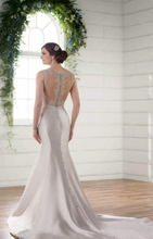Load image into Gallery viewer, Essence of Australia &#39;D2294&#39; size 8 used wedding dress back view on bride
