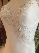 Load image into Gallery viewer, Pnina Tornai &#39;Princess&#39; size 4 new wedding dress front view close up
